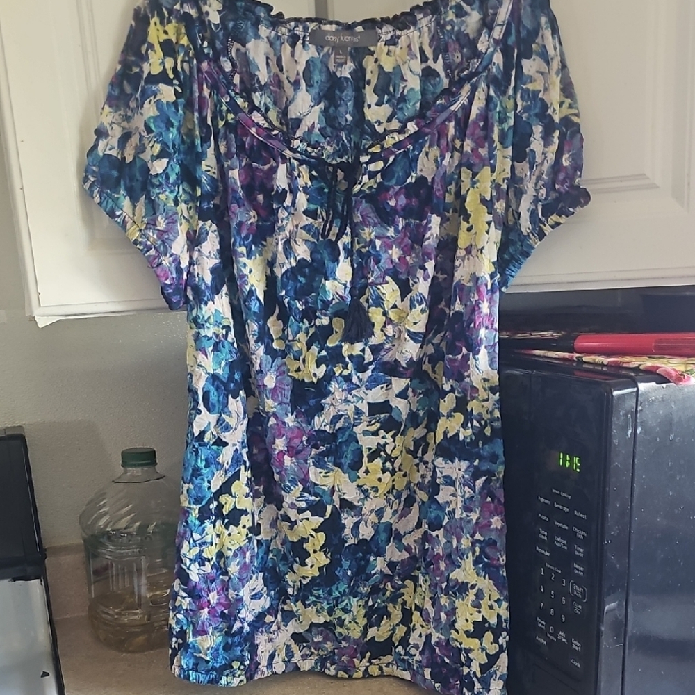 🍀Daisy Fuentes Crinkle Peasant Top - Blue and Yellow
